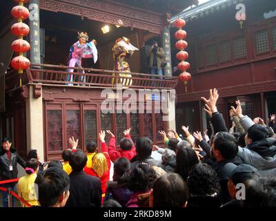 Bildnummer: 54885689  Datum: 07.02.2011  Copyright: imago/Xinhua (110207) -- SUZHOU, Feb. 7, 2011 (Xinhua) -- Performers acting as avatars of the God of Wealth in Chinese mythology, give out candy on an ancient stage at the Shantang Street in Suzhou, east China s Jiangsu Province, Feb. 7, 2011. A folk performance was held here to celebrate the birthday of the God of Wealth , which is considered to be the fifth day of the Chinese lunar New Year and fell on Feb. 7 this year. (Xinhua/Wang Jianzhong) (ly)   CHINA-SUZHOU-SPRING FESTIVAL-THE GOD OF WEALTH-WORSHIP (CN) PUBLICATIONxNOTxINxCHN Gesellsc Stock Photo