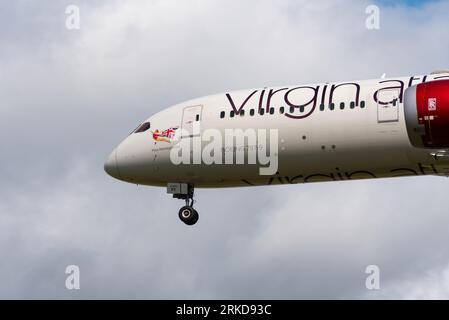 Virgin Atlantic Airways Boeing 787-9 Dreamliner Jet-Flugzeug G-VSPY im Finale landen am London Heathrow Airport, UK. Sie Heißt Miss Moneypenny Stockfoto