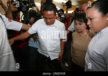 Bildnummer: 54888616  Datum: 08.02.2011  Copyright: imago/Xinhua MANILA, Feb. 8, 2011 (Xinhua) -- Former President Gloria Macapagal Arroyo arrives at the Quirino Memorial Medical Center in Quezon City, north of Manila, Philippines Feb. 8, 2011. Former Armed Forces of the Philippines Chief and Defense Secretary Angelo Reyes shot himself to death Tuesday in front of his mother s grave at the Loyola Memorial Park in Marikina City. Angelo Reyes was brought to the QMMC after he shot himself. (Xinhua/Rouelle Umali) (yc) PHILIPPINES-FORMER DEFENSE SECRETARY-SUICIDE PUBLICATIONxNOTxINxCHN Politik Peop Stock Photo