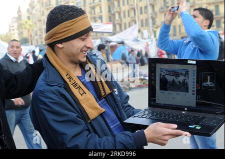 Bildnummer: 54890850  Datum: 09.02.2011  Copyright: imago/Xinhua (110209) -- CAIRO, Feb. 9, 2011 (Xinhua) -- A demonstrator utilizes his laptop s cam to film the conditions of the Liberation Square in Cairo, capital of Egypt, on Feb. 9, 2011. The anti-government demonstrations in Egypt have entered the third week. Egyptian Vice President Omar Suleiman said a committee had been formed to amend the Egypt s constitution to allow free and fair elections in September. (Xinhua/Jin Liangkuai) (lr) EGYPT-CAIRO-LIBERATION SQUARE-LIFE PUBLICATIONxNOTxINxCHN Gesellschaft Politik Aufstand Revolte Unruhen Stock Photo