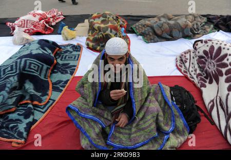 Bildnummer: 54890848  Datum: 09.02.2011  Copyright: imago/Xinhua (110209) -- CAIRO, Feb. 9, 2011 (Xinhua) -- Demonstrators sleep on the ground at the Liberation Square in Cairo, capital of Egypt, on Feb. 9, 2011. The anti-government demonstrations in Egypt have entered the third week. Egyptian Vice President Omar Suleiman said a committee had been formed to amend the Egypt s constitution to allow free and fair elections in September. (Xinhua/Jin Liangkuai) (lr) EGYPT-CAIRO-LIBERATION SQUARE-LIFE PUBLICATIONxNOTxINxCHN Gesellschaft Politik Aufstand Revolte Unruhen Tahrir Platz der Befreiung Fre Stock Photo