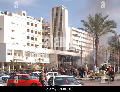 Bildnummer: 54891098  Datum: 09.02.2011  Copyright: imago/Xinhua (110209)-- PORT SAID, Feb. 9, 2011 (Xinhua) -- Protesters fire the entrance of the Governorate building in Port Said City, about 220 kilometers northeast of Cairo, Egypt, Feb. 9, 2011. (Xinhua/Mohamed Said) EGYPT-PORT SAID-CRISIS PUBLICATIONxNOTxINxCHN Gesellschaft Politik Aufstand Revolte Unruhen premiumd kbdig xsk 2011 quer o0 Gebäude, Feuer, Panzer, Militär    Bildnummer 54891098 Date 09 02 2011 Copyright Imago XINHUA  Port Said Feb 9 2011 XINHUA protesters Fire The Entrance of The Governorate Building in Port Said City About Stock Photo