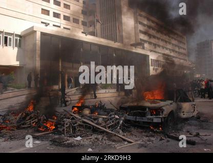 Bildnummer: 54891101  Datum: 09.02.2011  Copyright: imago/Xinhua (110209)-- PORT SAID, Feb. 9, 2011 (Xinhua) -- Protesters fire the entrance of the Governorate building in Port Said City, about 220 kilometers northeast of Cairo, Egypt, Feb. 9, 2011. (Xinhua/Mohamed Said) EGYPT-PORT SAID-CRISIS PUBLICATIONxNOTxINxCHN Gesellschaft Politik Aufstand Revolte Unruhen premiumd kbdig xsk 2011 quer Highlight o0 Gebäude, Feuer    Bildnummer 54891101 Date 09 02 2011 Copyright Imago XINHUA  Port Said Feb 9 2011 XINHUA protesters Fire The Entrance of The Governorate Building in Port Said City About 220 Kil Stock Photo