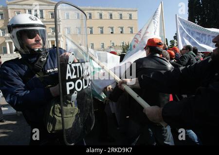 Bildnummer: 54891667 Datum: 09.02.2011 Copyright: imago/Xinhua (110209) -- ATHEN, 9. Februar 2011 (Xinhua) -- Demonstranten treffen am 9. Februar 2011 mit der Polizei im Zentrum Athens, der Hauptstadt Griechenlands. Griechische Ärzte, Lehrer und Mitarbeiter des öffentlichen Personennahverkehrs haben am Mittwoch vor dem parlamentsgebäude Demonstrationen gegen die Sparmaßnahmen und Reformen der Regierung abgehalten. (Xinhua/Marios Lolos) GRIECHENLAND-ATHEN-PROTEST PUBLICATIONxNOTxINxCHN Gesellschaft Demonstration Protest Griechenland Streik premiumd kbdig xsp 2011 quer o0 Ärzte, Lehrer, Sparmaßnahmen, Polizei, Polizist Bildnum Stockfoto