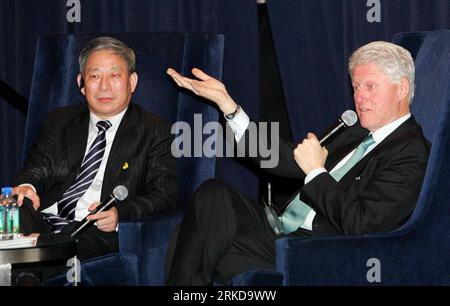 NEW YORK, Feb. 10, 2011 (Xinhua) -- Former US president Bill Clinton (R) has a dialogue with Yan Jiehe, first specialist of the China Huatuo Wisdom International Group Limited at the forum on Chinese Business Leaders Visiting US and Havard University in New York, the United States, Feb. 9, 2011. (Xinhua/Wang Chengyun) (lyi) US-NEW YORK-CHINA-BUSINESS LEADERS-FORUM PUBLICATIONxNOTxINxCHN   New York Feb 10 2011 XINHUA Former U.S. President Bill Clinton administration r has a Dialogue With Yan Jieh First Specialist of The China Huatuo Wisdom International Group Limited AT The Forum ON Chinese Bus Stock Photo