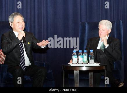 NEW YORK, 10. Februar 2011 (Xinhua) -- der ehemalige US-Präsident Bill Clinton (R) hat einen Dialog mit Yan Jiehe, dem ersten Spezialisten der China Huatuo Wisdom International Group Limited, auf dem Forum für chinesische Wirtschaftsführer, die die USA und die Harvard University in New York, USA, am 9. Februar 2011 besuchen. (Xinhua/Wang Chengyun) (lyi) US-NEW YORK-CHINA-BUSINESS LEADERS-FORUM PUBLICATIONxNOTxINxCHN New YORK 10. Februar 2011 XINHUA ehemaliger US-Präsident Bill Clinton Administration r führt einen Dialog mit Yan Jieh First Specialist der China Huatuo Wisdom International Group Limited AUF dem Forum ON Chinese B Stockfoto