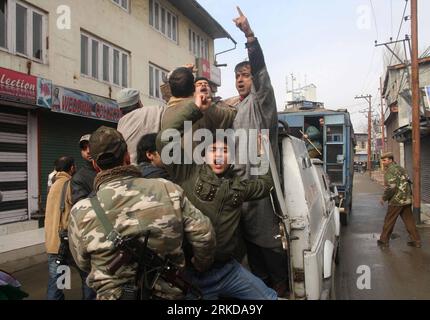 Bildnummer: 54897130 Datum: 11.02.2011 Copyright: imago/Xinhua SRINAGAR, 11. Februar 2011 (Xinhua) -- Aktivisten der Unabhängigkeitsgruppe Jammu und der Kashmir Liberation Front (JKLF) brüllen Parolen, während sie von der indischen Polizei während eines Protestes zum 27. Todestag eines JKLF-Gründers Maqbool bat in Srinagar, Indien-kontrolliertes Kaschmir, am 11. Februar 2011 verhaftet werden. Bhat wurde am 11. Februar 1984 im Tihar-Gefängnis in Neu-Delhi gehängt, nachdem er von einem indischen Gericht zum Tode verurteilt worden war. (Xinhua/Javed dar)(Axy) KASHMIR-SRINAGAR-STRIKE PUBLICATIONxNOTxINxCHN Gesellschaft Pakistan kbdig xsp 2011 quer Stockfoto