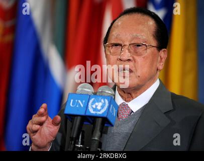 Bildnummer: 54909011  Datum: 14.02.2011  Copyright: imago/Xinhua (110214) -- NEW YORK, Feb. 14, 2011 (Xinhua) -- Hor Namhong, Cambodian deputy prime minister and minister of foreign affairs and international cooperation, speaks to the media at the UN headquarters in New York, the United States, Feb. 14, 2011. Both Cambodian Deputy Prime Minister and Minister of Foreign Affairs and International Cooperation Hor Namhong and Thai Foreign Minister expressed their willingness to solve their border disputes through peaceful means after they attended a UN Security Council close-door meeting. (Xinhua/ Stock Photo