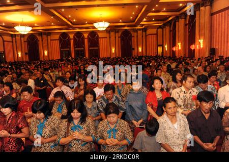 Bildnummer: 54908946  Datum: 14.02.2011  Copyright: imago/Xinhua (110214) -- JAKARTA, Feb. 14, 2011 (Xinhua) -- Indonesian Confuciusists pray during a New Year celebration to mark the Chinese Lunar New Year held by Indonesian Confuciusists in Jakarta, Feb. 14, 2011. (Xinhua/Jiang Fan) (yc) INDONESIA-CHINESE-NEW YEAR PUBLICATIONxNOTxINxCHN Gesellschaft chn Neujahr Neujahrsfest Frühlingsfest kbdig xub 2011 quer o0 Gebet, Religion    Bildnummer 54908946 Date 14 02 2011 Copyright Imago XINHUA  Jakarta Feb 14 2011 XINHUA Indonesian  Pray during a New Year Celebration to Mark The Chinese Lunar New Y Stock Photo