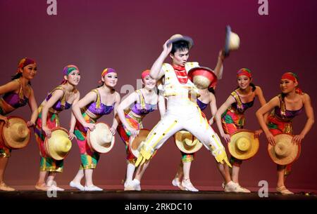 Bildnummer: 54908982  Datum: 13.02.2011  Copyright: imago/Xinhua (110214) -- LOS ANGELES, Feb. 14, 2011 (Xinhua) -- Actors perform during a grand show named the Cultures of China, Festival of Spring in Pasadena, Los Angeles, the United States, Feb. 13, 2011. The fabulous acrobatic performance received warm hail and applause from audiences here on Sunday night. (Xinhua/Yu Dabo) (wjd) US-LA-TROUPE-PERFERMONCE PUBLICATIONxNOTxINxCHN Kultur Tanz xo0x kbdig xub 2011 quer     Bildnummer 54908982 Date 13 02 2011 Copyright Imago XINHUA  Los Angeles Feb 14 2011 XINHUA Actors perform during a Grand Show Stock Photo