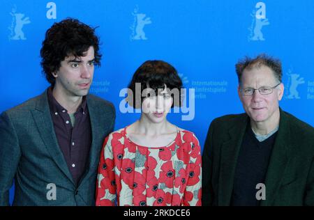 Bildnummer: 54914210 Datum: 16.02.2011 Copyright: imago/Xinhua (110216) -- BERLIN, 16. Februar 2011 (Xinhua) -- Regisseur Miranda July (C) posiert mit den Schauspielern Hamish Linklater (L) und David Warshofsky während des Films The Future Photocall beim 61. internationalen Filmfestival Berlin im Grand Hyatt in Berlin, Hauptstadt von Deutschland, 15. Februar 2011. (Xinhua/Luo Huanhuan) (msq) BERLIN-FILM FESTIVAL-THE FUTURE PUBLICATIONxNOTxINxCHN Kultur Entertainment People Film 61. Internationale Filmfestspiele Berlinale Berlin Photocall xo0x kbdig xub 2011 quer Bildnummer 54914210 Datum 16 02 2011 Copyr Stockfoto