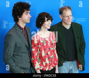 Bildnummer: 54914208 Datum: 16.02.2011 Copyright: imago/Xinhua (110216) -- BERLIN, 16. Februar 2011 (Xinhua) -- Regisseur Miranda July (C) posiert mit den Schauspielern Hamish Linklater (L) und David Warshofsky während des Films The Future Photocall beim 61. internationalen Filmfestival Berlin im Grand Hyatt in Berlin, Hauptstadt von Deutschland, 15. Februar 2011. (Xinhua/Luo Huanhuan) (msq) BERLIN-FILM FESTIVAL-THE FUTURE PUBLICATIONxNOTxINxCHN Kultur Entertainment People Film 61. Internationale Filmfestspiele Berlinale Berlin Photocall xo0x kbdig xub 2011 quadrat Bildnummer 54914208 Datum 16 02 2011 Co Stockfoto