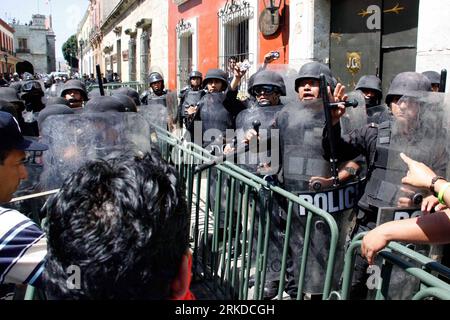 Bildnummer: 54914180  Datum: 15.02.2011  Copyright: imago/Xinhua (110216) -- OAXACA, Feb. 15, 2011 (Xinhua) -- State and federal policemen clash with teachers from Section 22 of the National Union of Education Workers during the visit of Mexican President Felipe Calderon in Oaxaca, Mexico, on Feb. 15, 2011. Teachers tried to prevent the arrival of President Felipe Calderon to the Government Palace in Oaxaca and clashed with policemen, leaving at least 13 injured, including policemen, teachers and members of the press, according to the authorities. (Xinhua/Maximiliano Nunez) (djj) MEXICO-OAXACA Stock Photo