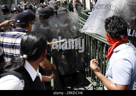 Bildnummer: 54914179  Datum: 15.02.2011  Copyright: imago/Xinhua (110216) -- OAXACA, Feb. 15, 2011 (Xinhua) -- State and federal policemen clash with teachers from Section 22 of the National Union of Education Workers during the visit of Mexican President Felipe Calderon in Oaxaca, Mexico, on Feb. 15, 2011. Teachers tried to prevent the arrival of President Felipe Calderon to the Government Palace in Oaxaca and clashed with policemen, leaving at least 13 injured, including policemen, teachers and members of the press, according to the authorities. (Xinhua/Maximiliano Nunez) (djj) MEXICO-OAXACA Stock Photo