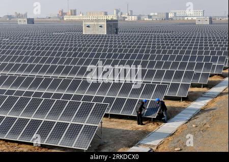 Bildnummer: 54917131 Datum: 15.02.2011 Copyright: imago/Xinhua (110216) -- DONGYING, 16. Februar 2011 (Xinhua) -- das Foto vom 15. Februar 2011 zeigt eine Solaranlage in Dongying, der ostchinesischen Provinz Shandong. Die 7-Megawatt-Photovoltaikanlage hat seit ihrer Gründung am 29. Dezember 2010 1,24 Millionen Kilowattstunden Strom erzeugt. (Xinhua/Liu WENZHONG) (ljh) CHINA-SHANDONG-DONGYING-SOLAR PLANT (CN) PUBLICATIONxNOTxINxCHN Wirtschaft Energie Sonnenenergie kbdig xcb 2011 quer o0 Solaranlage, Photovoltaik, Sonnenkollektoren, total, Versorger Bildnummer 54917131 Datum 15 02 2011 Copyright Stockfoto