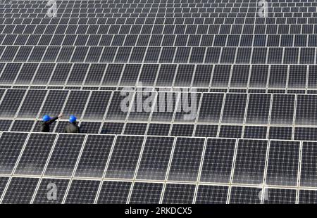 Bildnummer: 54917132  Datum: 15.02.2011  Copyright: imago/Xinhua (110216) -- DONGYING, Feb. 16, 2011 (Xinhua) -- The photo taken on Feb. 15, 2011 shows a solar plant in Dongying, east China s Shandong Province. The 7-megawatt photovoltaic plant has generated 1.24 million kilowatt hours of electricity since its inception on Dec. 29, 2010. (Xinhua/Liu Wenzhong) (ljh) CHINA-SHANDONG-DONGYING-SOLAR PLANT (CN) PUBLICATIONxNOTxINxCHN Wirtschaft Energie Sonnenenergie kbdig xcb 2011 quer o0 Solaranlage, Photovoltaik, Sonnenkollektoren, Totale, Versorger    Bildnummer 54917132 Date 15 02 2011 Copyright Stock Photo