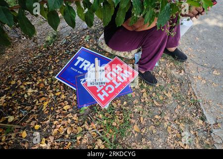 Atlanta, Usa. August 2023. Trump-Unterstützer treffen sich vor dem Gefängnis von Fulton County in Atlanta, GA, USA, wo er sich heute Nachmittag im Gefängnis ergeben soll und am Donnerstag, den 24. August 2023, in Atlanta, GA, USA zum ersten Mal seinen Becher schießen lassen wird. Foto: Carlos Escalona/CNP/ABACAPRESS.COM Credit: Abaca Press/Alamy Live News Stockfoto