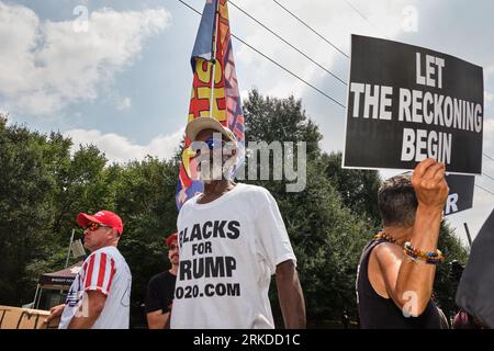 Atlanta, Usa. August 2023. Unterstützer des ehemaligen US-Präsidenten Donald J. Trump treffen sich vor dem Gefängnis von Fulton County in Atlanta, GA, USA, wo er sich später am Nachmittag im Gefängnis ergeben soll und am 24. August 2023 zum ersten Mal seinen Becher schießen lassen wird. Foto: Carlos Escalona/CNP/ABACAPRESS.COM Credit: Abaca Press/Alamy Live News Stockfoto