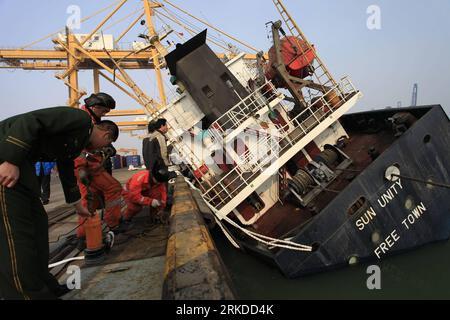 Bildnummer: 54919525  Datum: 16.02.2011  Copyright: imago/Xinhua (110216) -- DALIAN, Feb. 16, 2011 (Xinhua) -- Rescuers work at a slanting Sierra Leonean cargo ship at its berth at Dayaowan Dock of Dalian Port in Dalian, northeast China s Liaoning Province, Feb. 16, 2011. The cargo ship, coming from the Democratic People s Republic of Korea (DPRK) with 125 containers, leaked fuel oil after incline. All the seventeen crews aboard from DPRK have been transfered and the ship body has resumed up to now. Arrangement has been made to clean the leaked fuel oil. (Xinhua/Gui Ziyun) (ly)  CHINA-DALIAN-C Stock Photo