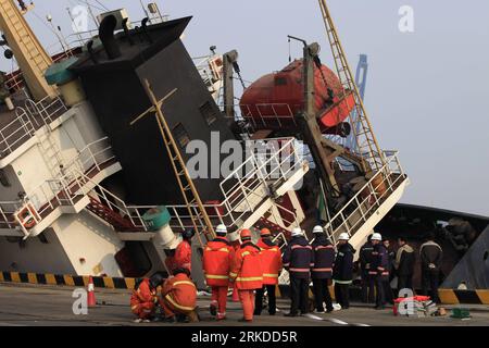 Bildnummer: 54919524  Datum: 16.02.2011  Copyright: imago/Xinhua (110216) -- DALIAN, Feb. 16, 2011 (Xinhua) -- Rescuers work at a slanting Sierra Leonean cargo ship at its berth at Dayaowan Dock of Dalian Port in Dalian, northeast China s Liaoning Province, Feb. 16, 2011. The cargo ship, coming from the Democratic People s Republic of Korea (DPRK) with 125 containers, leaked fuel oil after incline. All the seventeen crews aboard from DPRK have been transfered and the ship body has resumed up to now. Arrangement has been made to clean the leaked fuel oil. (Xinhua/Gui Ziyun) (ly)  CHINA-DALIAN-C Stock Photo