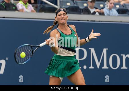 New York, USA. August 2023. Timea Babos aus Ungarn kehrt in der 2. Runde gegen Fiona Crawley aus den USA zurück, nachdem er sich am 24. August 2023 für die US Open Championships im Billy Jean King Tennis Center in New York qualifiziert hatte. Crawley gewann in drei Sätzen. (Foto: Lev Radin/SIPA USA) Credit: SIPA USA/Alamy Live News Stockfoto