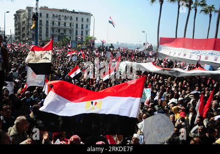 Bildnummer: 54926694  Datum: 18.02.2011  Copyright: imago/Xinhua (110218) -- ALEXANDRIA, Feb. 18, 2011 (Xinhua) -- Egyptian pro-democracy supporters gather in front of Leader Ibrahim mosque in Alexandria, Egypt, Feb. 18, 2011. Egyptians held a nationwide Victory March on Friday, to protect the revolution and to remind new military rulers of the power of the street. Hundreds of thousands of joined the rallies, which are also a memorial to the 365 who died in the 18-day uprising, with many Egyptians expressing their intention to guard their newly-won prospect of democracy. (Xinhua/Ahmad Said) (w Stock Photo