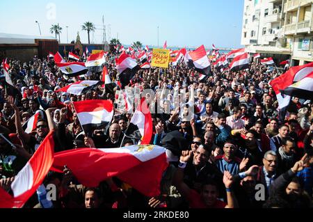 Bildnummer: 54926696  Datum: 18.02.2011  Copyright: imago/Xinhua (110218) -- ALEXANDRIA, Feb. 18, 2011 (Xinhua) -- Egyptian pro-democracy supporters gather in front of Leader Ibrahim mosque in Alexandria, Egypt, Feb. 18, 2011. Egyptians held a nationwide Victory March on Friday, to protect the revolution and to remind new military rulers of the power of the street. Hundreds of thousands of joined the rallies, which are also a memorial to the 365 who died in the 18-day uprising, with many Egyptians expressing their intention to guard their newly-won prospect of democracy. (Xinhua/Ahmad Said) (w Stock Photo