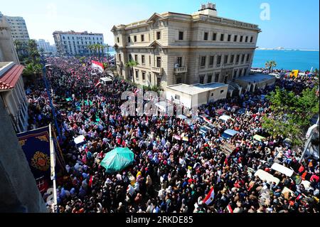 Bildnummer: 54926716  Datum: 18.02.2011  Copyright: imago/Xinhua (110218) -- ALEXANDRIA, Feb. 18, 2011 (Xinhua) -- Egyptian pro-democracy supporters gather in front of Leader Ibrahim mosque in Alexandria, Egypt, Feb. 18, 2011. Egyptians held a nationwide Victory March on Friday, to protect the revolution and to remind new military rulers of the power of the street. Hundreds of thousands of joined the rallies, which are also a memorial to the 365 who died in the 18-day uprising, with many Egyptians expressing their intention to guard their newly-won prospect of democracy. (Xinhua/Ahmad Said) (w Stock Photo