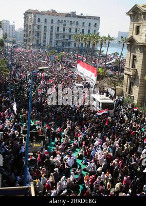 Bildnummer: 54926713  Datum: 18.02.2011  Copyright: imago/Xinhua (110218) -- ALEXANDRIA, Feb. 18, 2011 (Xinhua) -- Egyptian pro-democracy supporters gather in front of Leader Ibrahim mosque in Alexandria, Egypt, Feb. 18, 2011. Egyptians held a nationwide Victory March on Friday, to protect the revolution and to remind new military rulers of the power of the street. Hundreds of thousands of joined the rallies, which are also a memorial to the 365 who died in the 18-day uprising, with many Egyptians expressing their intention to guard their newly-won prospect of democracy. (Xinhua/Ahmad Said) (w Stock Photo