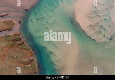 Abstrakte Luftaufnahme der Mündung und Mündung des Gonubie River. Stockfoto