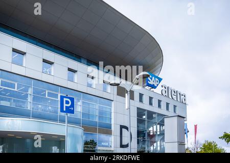 Mannheim, Deutschland - 05. August 2023: Bau und Logo der SAP Arena, Mehrzweckarena für Sportveranstaltungen und Konzerte, einer der modernsten in E Stockfoto