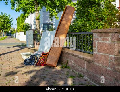 Konzept für den Mülltag, verschiedene Müllartikel, die auf einer Straße für die Sammlung von Großabfällen des rates aufgestellt werden, Sperrmüll und Abfallwirtschaft Stockfoto