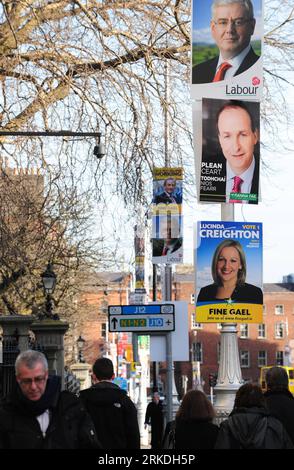 Bildnummer: 54950754  Datum: 24.02.2011  Copyright: imago/Xinhua DUBLIN, Feb. 24, 2011 (Xinhua) -- Pedestrians walk past campaign posters on a street in Dublin, Ireland, Feb. 24, 2011. Irish voters will go to polling stations to vote for a general election, with the opposition Fine Gael party leading the opinion polls. (Xinhua/Zeng Yi) IRELAND-DUBLIN-ELECTION PUBLICATIONxNOTxINxCHN Politik Irland Wahl Parlamentswahl Wahlkampf Plakat Wahlplakat kbdig xng 2011 hoch premiumd    Bildnummer 54950754 Date 24 02 2011 Copyright Imago XINHUA Dublin Feb 24 2011 XINHUA pedestrians Walk Past Campaign Post Stock Photo