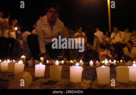 Bildnummer: 54954950  Datum: 25.02.2011  Copyright: imago/Xinhua (110225) -- GUADALAJARA, Feb. 25, 2011 (Xinhua) -- Demonstrators light candles during a protest against violence in Guadalajara, Mexico, on Feb. 24, 2011. Over 600 lit candles to form the world peace and silently protested against the drug-related violence affecting Guadalajara. (Xinhua/Felipe Salgado) (ypf) MEXICO-GUADALAJARA-ANTI VIOLENCE PUBLICATIONxNOTxINxCHN Gesellschaft kbdig xsk 2011 quer o0 Demo Kerzen    Bildnummer 54954950 Date 25 02 2011 Copyright Imago XINHUA  Guadalajara Feb 25 2011 XINHUA demonstrator Light Candles Stock Photo