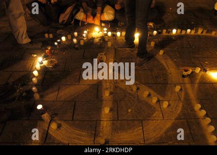 Bildnummer: 54954951  Datum: 25.02.2011  Copyright: imago/Xinhua (110225) -- GUADALAJARA, Feb. 25, 2011 (Xinhua) -- Demonstrators light candles during a protest against violence in Guadalajara, Mexico, on Feb. 24, 2011. Over 600 lit candles to form the world peace and silently protested against the drug-related violence affecting Guadalajara. (Xinhua/Felipe Salgado) (ypf) MEXICO-GUADALAJARA-ANTI VIOLENCE PUBLICATIONxNOTxINxCHN Gesellschaft kbdig xsk 2011 quer  o0 Demo Kerzen Peace Peacezeichen    Bildnummer 54954951 Date 25 02 2011 Copyright Imago XINHUA  Guadalajara Feb 25 2011 XINHUA demonst Stock Photo