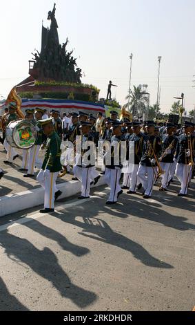 Bildnummer: 54954954  Datum: 25.02.2011  Copyright: imago/Xinhua (110225) -- MANILA, Feb. 25, 2011 (Xinhua) -- Bands from the Philippine Army march in front of the Power Monument as they celebrate the 25th anniversary of the Power Revolution in Quezon City, north of Manila, the Philippines, Feb. 25, 2011. Exactly 25 years ago on February 25, 1986, the bloodless 4-day power revolution ousted the late dictator Ferdinand Marcos and was replaced by the late President Corazon Aquino, the mother of current President Benigno Aquino III. (Xinhua/Rouelle Umali)(ypf) PHILIPPINES-PEOPLE POWER REVOLUTION- Stock Photo