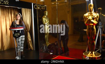 Bildnummer: 54955725  Datum: 25.02.2011  Copyright: imago/Xinhua (110225) -- NEW YORK, Feb. 25, 2011 (Xinhua) -- An Oscar fan poses for a photo holding an Oscar statuette during an exhibition at Grand Central Station in New York, the United States, Feb. 25, 2011. The exhibition Meet the Oscars, Grand Central will give movie fans the opportunity to have their picture taken holding an actual Oscar statuette. The 83rd Annual Academy Awards are scheduled to take place in Los Angeles on Feb. 27, 2011. (Xinhua/Wu Kaixiang) (wjd) US-NEW YORK-OSCAR-EXHIBITOIN PUBLICATIONxNOTxINxCHN Entertainment Kultu Stock Photo