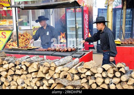 Bildnummer: 54955783  Datum: 24.02.2011  Copyright: imago/Xinhua (110226)-- HOUSTON, Feb. 26, 2011 (Xinhua) -- roast meat at the barbecue contest during the cowboy festival held in Houston, the United States, Feb. 24, 2010. The cowboy festival began on Feb. 24 in Houston. (Xinhua/Chen Ruwei)(axy) U.S.-HOUSTON-COWBOY FESTIVAL PUBLICATIONxNOTxINxCHN Gesellschaft Tradition USA Texas kbdig xdp premiumd 2011 quer o0 Grillen, Holz    Bildnummer 54955783 Date 24 02 2011 Copyright Imago XINHUA  Houston Feb 26 2011 XINHUA Roast Meat AT The Barbecue Contest during The Cowboy Festival Hero in Houston The Stock Photo