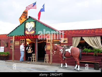 Bildnummer: 54955787  Datum: 24.02.2011  Copyright: imago/Xinhua (110226)-- HOUSTON, Feb. 26, 2011 (Xinhua) -- attending the cowboy festival stands in front of a bar in Houston, the United States, Feb. 24, 2010. The cowboy festival began on Feb. 24 in Houston. (Xinhua/Chen Ruwei)(axy) U.S.-HOUSTON-COWBOY FESTIVAL PUBLICATIONxNOTxINxCHN Gesellschaft Tradition USA Texas kbdig xdp premiumd 2011 quer     Bildnummer 54955787 Date 24 02 2011 Copyright Imago XINHUA  Houston Feb 26 2011 XINHUA attending The Cowboy Festival stands in Front of a Bar in Houston The United States Feb 24 2010 The Cowboy Fe Stock Photo