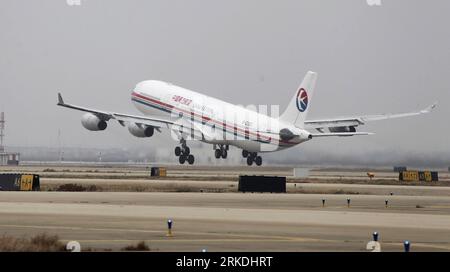 Bildnummer: 54955760  Datum: 26.02.2011  Copyright: imago/Xinhua (110226) -- SHANGHAI, Feb. 26, 2011 (Xinhua) -- An airplane of China Eastern Airline takes off at Shanghai Pudong International Airport in Shanghai, east China, Feb. 26, 2011. Two planes of China Eastern Airline left Shanghai to evacuate Chinese civilians from riot-torn Libya Saturday morning. (Xinhua/Pei Xin) (lb) CHINA-SHANGHAI-LIBYA-CHINESE WORKERS-BACK (CN) PUBLICATIONxNOTxINxCHN Gesellschaft Politik Unruhen Revolte Demo Protest Libyen Verkehr Luftfahrt Flugzeug Fotostory Evakuierung kbdig xdp 2011 quer  o0 Passagierflugzeug, Stock Photo