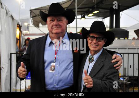 Bildnummer: 54955784  Datum: 24.02.2011  Copyright: imago/Xinhua (110226)-- HOUSTON, Feb. 26, 2011 (Xinhua) -- wearing cowboy costume take part in the cowboy festival held in Houston, the United States, Feb. 24, 2010. The cowboy festival began on Feb. 24 in Houston. (Xinhua/Chen Ruwei)(axy) U.S.-HOUSTON-COWBOY FESTIVAL PUBLICATIONxNOTxINxCHN Gesellschaft Tradition USA Texas kbdig xdp premiumd 2011 quer     Bildnummer 54955784 Date 24 02 2011 Copyright Imago XINHUA  Houston Feb 26 2011 XINHUA Wearing Cowboy costume Take Part in The Cowboy Festival Hero in Houston The United States Feb 24 2010 T Stock Photo