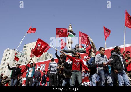 Bildnummer: 54959243 Datum: 26.02.2011 Copyright: imago/Xinhua (110226) -- GAZA, 26. Februar 2011 (Xinhua) -- palästinensische Anhänger der Demokratischen Front zur Befreiung Palästinas rufen zur nationalen Einheit auf, während einer Kundgebung zum 42. Jahrestag der Gründung der Gruppe, in Gaza-Stadt, am 26. Februar 2011. (Xinhua/Wissam Nassar) MIDEAST-GAZA-RALLY PUBLICATIONxNOTxINxCHN Gesellschaft Politik Protest kbdig xsk 2011 quer o0 Demo 42 Gründung DFLP Bildnummer 54959243 Datum 26 02 2011 Copyright Imago XINHUA Gaza Feb 26 2011 XINHUA PALÄSTINENSISCHE Anhänger der Demokratischen Front für die L Stockfoto