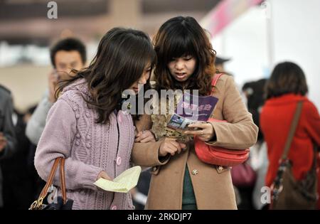 Bildnummer: 54959264  Datum: 26.02.2011  Copyright: imago/Xinhua (110226) -- YINCHUAN, Feb. 26, 2011 (Xinhua) -- Job seekers look information during a recruitment fair held at Yinchuan International Convention and Exhibition Center in Yinchuan, capital of northwest China s Ningxia Hui Autonomous Region, Feb. 26, 2011. The recruitment fair, with the participation of more than 500 enterprises, attracted about 15,000 job seekers on Saturday. A national employment service activity for migrant workers started on Feb. 15 and will last to the end of April. (Xinhua/Wang Peng)(mcg) CHINA-YINCHUAN-RECRU Stock Photo