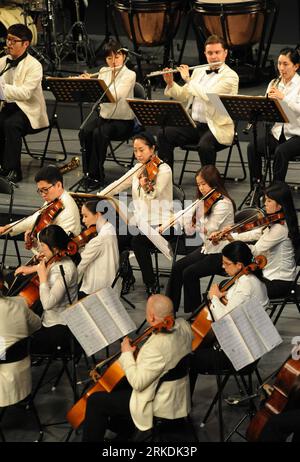 Bildnummer: 54960183 Datum: 27.02.2011 Copyright: imago/Xinhua (110227) -- LIANYUNGANG, 27. Februar 2011 (Xinhua) -- Musiker des Seoul Pops Orchestra treten während eines Konzertes auf, das den 19. Jahrestag der Aufnahme der diplomatischen Beziehungen zwischen China und Südkorea in Lianyungang, Ostchinas Provinz Jiangsu, 27. Februar 2011 feiert. (Xinhua/Geng Yuhe) (xzj) #CHINA-JIANGSU-LIANYUNGANG-CONCERT (CN) PUBLICATIONxNOTxINxCHN Kultur Musik Südkorea Aktion Orchester kbdig xo0x xsk 2011 hoch Bildnummer 54960183 Datum 27 02 2011 Copyright Imago XINHUA Lianyungang Feb 27 2011 XINHUA Mu Stockfoto