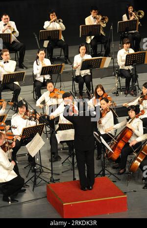 Bildnummer: 54960186 Datum: 27.02.2011 Copyright: imago/Xinhua (110227) -- LIANYUNGANG, 27. Februar 2011 (Xinhua) -- Musiker des Seoul Pops Orchestra treten während eines Konzertes auf, das den 19. Jahrestag der Aufnahme der diplomatischen Beziehungen zwischen China und Südkorea in Lianyungang, Ostchinas Provinz Jiangsu, 27. Februar 2011 feiert. (Xinhua/Geng Yuhe) (xzj) #CHINA-JIANGSU-LIANYUNGANG-CONCERT (CN) PUBLICATIONxNOTxINxCHN Kultur Musik Südkorea Aktion Orchester kbdig xo0x xsk 2011 hoch Bildnummer 54960186 Datum 27 02 2011 Copyright Imago XINHUA Lianyungang Feb 27 2011 XINHUA Mu Stockfoto