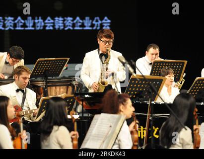 Bildnummer: 54960182  Datum: 27.02.2011  Copyright: imago/Xinhua (110227) -- LIANYUNGANG, Feb. 27, 2011 (Xinhua) -- Musicians from Seoul Pops Orchestra perform during a concert celebrating the 19th anniversary of the establishment of the diplomatic relations between China and South Korea in Lianyungang, east China s Jiangsu Province, Feb. 27, 2011. (Xinhua/Geng Yuhe) (xzj) #CHINA-JIANGSU-LIANYUNGANG-CONCERT (CN) PUBLICATIONxNOTxINxCHN Kultur Musik Südkorea Aktion Orchester kbdig xo0x xsk 2011 quer     Bildnummer 54960182 Date 27 02 2011 Copyright Imago XINHUA  Lianyungang Feb 27 2011 XINHUA Mu Stock Photo