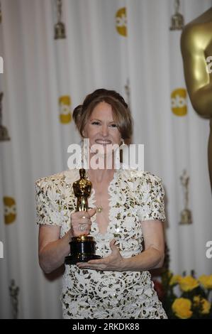Bildnummer: 54961512 Datum: 27.02.2011 Copyright: imago/Xinhua (110228) -- HOLLYWOOD, 28. Februar 2011 (Xinhua) -- Melissa Leo posiert mit der Trophäe, nachdem sie die beste Nebendarstellerin der 83. jährlichen Academy Awards für ihren Auftritt im Film The Fighter im Kodak Theater in Hollywood, Kalifornien, USA, am 27. Februar 2011 gewonnen hat. (Xinhua/Qi Heng) (axy) US-HOLLYWOOD-OSCARS-GEWINNER PUBLICATIONxNOTxINxCHN Entertainment People Film Oscar Verleihung OSCARVERLEIHUNG Los Angeles Preisträger kbdig xkg 2011 hoch o0 Beste Nebendarstellerin Bildnummer 54961512 Datum 27 02 2011 Copyri Stockfoto