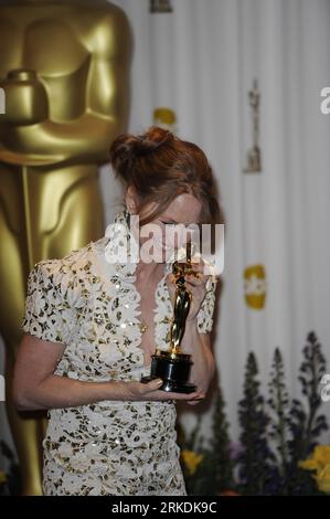 Bildnummer: 54961511 Datum: 27.02.2011 Copyright: imago/Xinhua (110228) -- HOLLYWOOD, 28. Februar 2011 (Xinhua) -- Melissa Leo posiert mit der Trophäe, nachdem sie die beste Nebendarstellerin der 83. jährlichen Academy Awards für ihren Auftritt im Film The Fighter im Kodak Theater in Hollywood, Kalifornien, USA, am 27. Februar 2011 gewonnen hat. (Xinhua/Qi Heng) (axy) US-HOLLYWOOD-OSCARS-GEWINNER PUBLICATIONxNOTxINxCHN Entertainment People Film Oscar Verleihung OSCARVERLEIHUNG Los Angeles Preisträger kbdig xkg 2011 hoch o0 Beste Nebendarstellerin Bildnummer 54961511 Datum 27 02 2011 Copyri Stockfoto