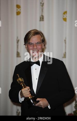 Bildnummer: 54961535  Datum: 27.02.2011  Copyright: imago/Xinhua (110228) -- HOLLYWOOD, Feb. 28, 2011 (Xinhua) -- Aaron Sorkin poses with the trophy after winning the best Adapted Screenplay of the 83rd Annual Academy Awards for film The Social Network at the Kodak Theater in Hollywood, California, the United States, Feb. 27, 2011. (Xinhua/Qi Heng) (cl) U.S.-HOLLYWOOD-OSCARS-WINNERS PUBLICATIONxNOTxINxCHN Entertainment People Film Oscar Verleihung Oscarverleihung Los Angeles Preisträger kbdig xkg 2011 hoch Aufmacher premiumd o0 Bestes Drehbuch    Bildnummer 54961535 Date 27 02 2011 Copyright I Stock Photo