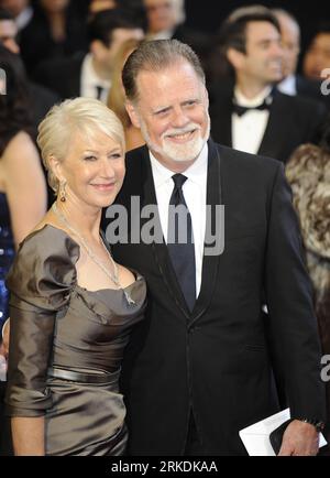 Bildnummer: 54961565  Datum: 27.02.2011  Copyright: imago/Xinhua (110228) -- HOLLYWOOD, Feb. 28, 2011 (Xinhua) -- Helen Mirren (L) and Director Taylor Hackford arrive for the awarding ceremony of the 83rd Annual Academy Awards at the Kodak Theater in Hollywood, California, the United States, Feb. 27, 2011. (Xinhua/Qi Heng) (cl) U.S.-HOLLYWOOD-OSCARS-RED CARPET PUBLICATIONxNOTxINxCHN Entertainment People Film Oscar Verleihung Oscarverleihung Los Angeles premiumd Aufmacher kbdig xkg 2011 hoch o0 Mann, Frau, Familie, Ehemann, Ehefrau    Bildnummer 54961565 Date 27 02 2011 Copyright Imago XINHUA Stock Photo